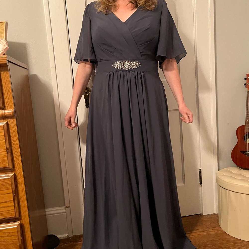 Never worn elegant smoky grey (color: “stormy”) long gown from JJ House - Picture 4 of 9